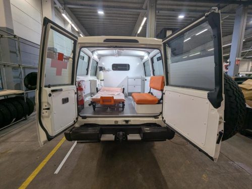 Ambulance-Toyota-Land-Cruiser-HZJ78-BJ-Afrique-6