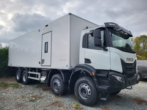 Camion-modifie-laboratoire-medical-1