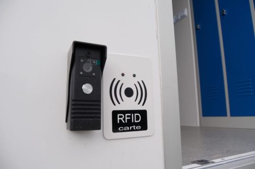 Camion-modifie-laboratoire-medical-10