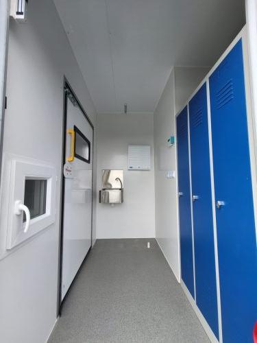 Camion-modifie-laboratoire-medical-13