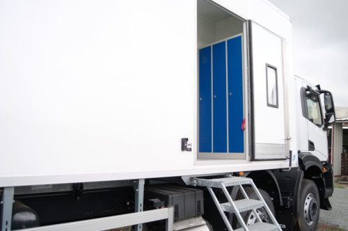 Camion-modifie-laboratoire-medical-16