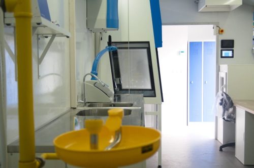 Camion-modifie-laboratoire-medical-19