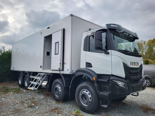 Camion-modifie-laboratoire-medical-2