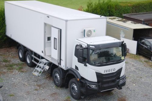 Camion-modifie-laboratoire-medical-21