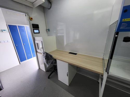 Camion-modifie-laboratoire-medical-3