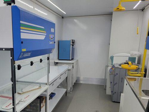 Camion-modifie-laboratoire-medical-4