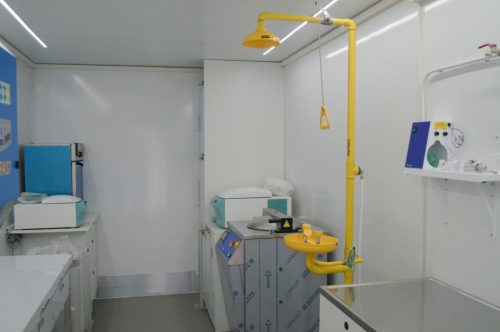 Camion-modifie-laboratoire-medical-5.1