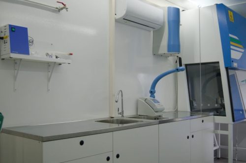 Camion-modifie-laboratoire-medical-5