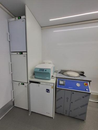 Camion-modifie-laboratoire-medical-6