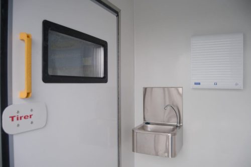 Camion-modifie-laboratoire-medical-8