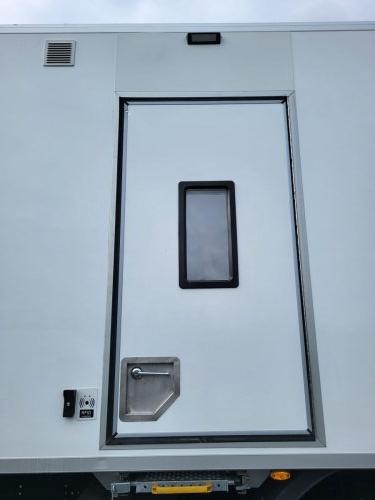 Camion-modifie-laboratoire-medical-8