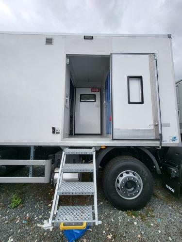 Camion-modifie-laboratoire-medical-9