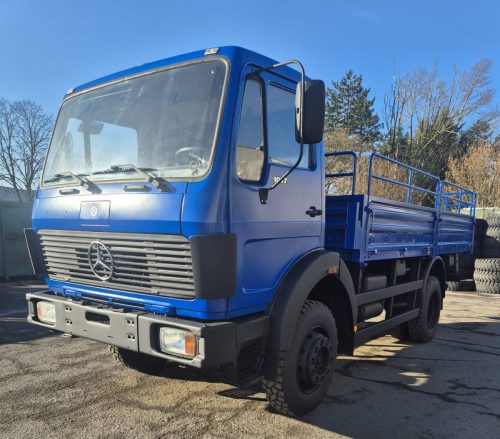 Camion-plateau-Mercedes-1017-4x4 3