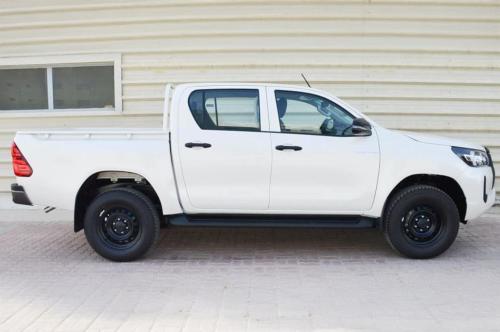 Toyota-Hilux-2.4l-turbo-diesel-double-cabine-medium-2