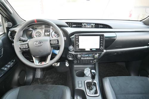 Toyota-Hilux-2.8L-Turbo-Diesel-Automatique-GR-Sport-4x4-2024-6