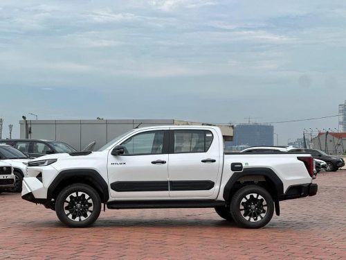 Toyota-Hilux-Travo-2.8L-Double-Cabine-4x4-Off-Road-1